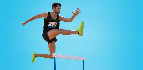 Atletico uomo pratica show jumping — Foto Stock