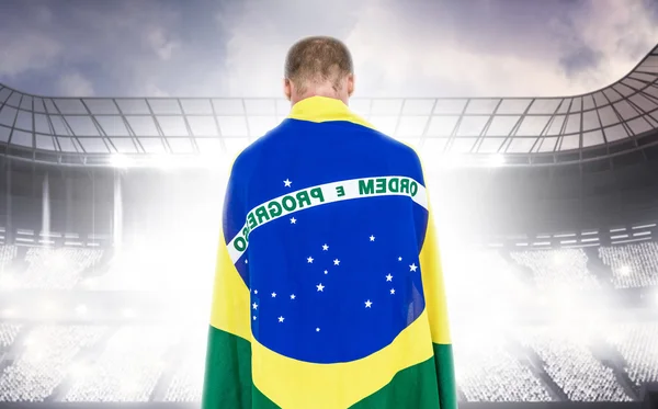 Atleet met de Braziliaanse vlag verpakt — Stockfoto