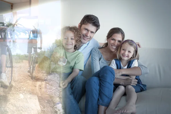 Familia viendo la televisión juntos — Foto de Stock