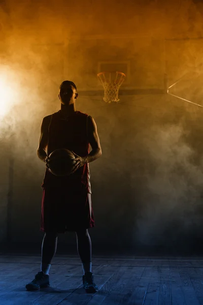 Pemain basket memegang bola di tangan — Stok Foto