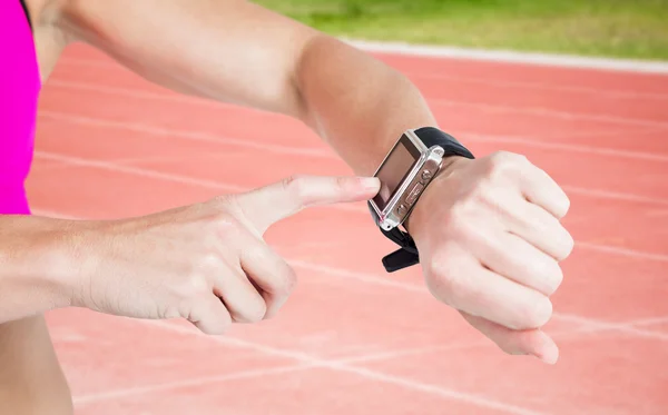 Athlete using smart watch — Stock Photo, Image