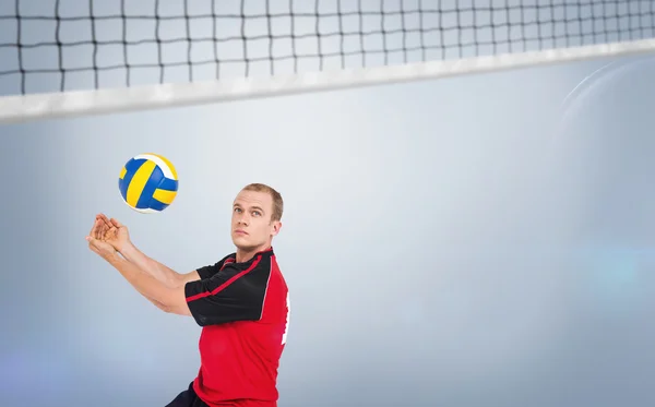 Sportsman posant tout en jouant au volleyball — Photo