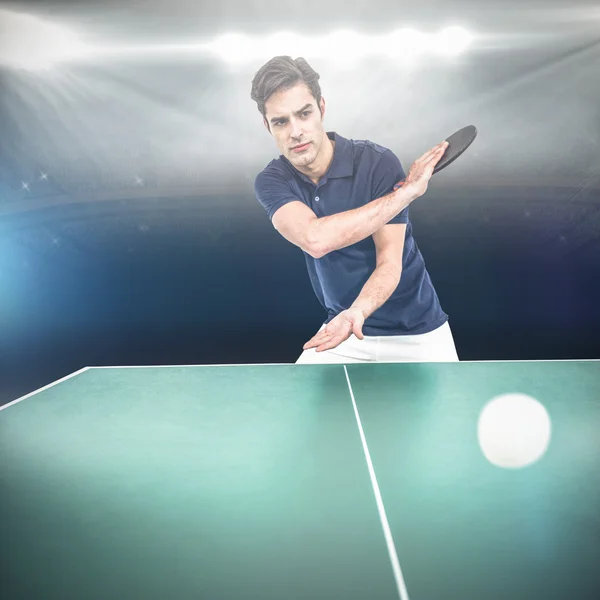 Спортсмен играет в настольный теннис — стоковое фото