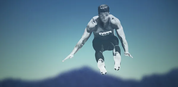 Sportsmann som hopper mot mørkeblå – stockfoto
