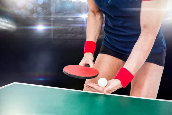 Спортсмен играет в пинг-понг — стоковое фото