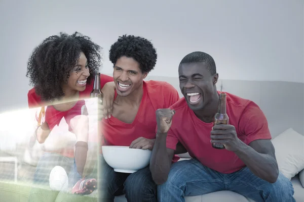 Vrienden kijken naar sport op televisie — Stockfoto