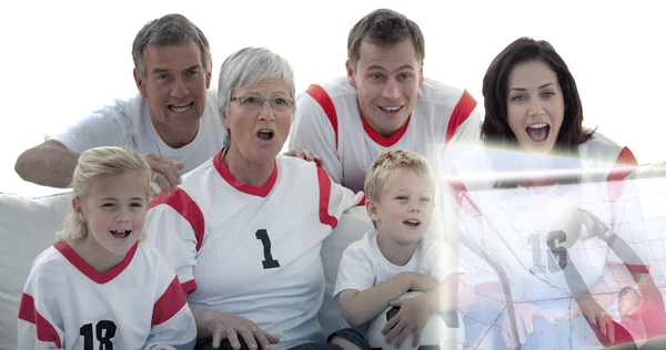 Familjen tittar på fotbollsmatch — Stockfoto