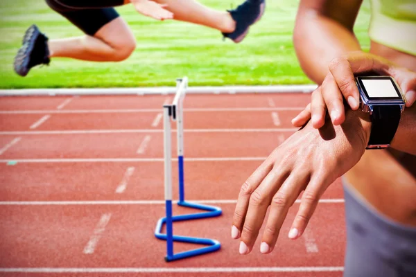 Sportlerin trägt vernetzte Uhr — Stockfoto