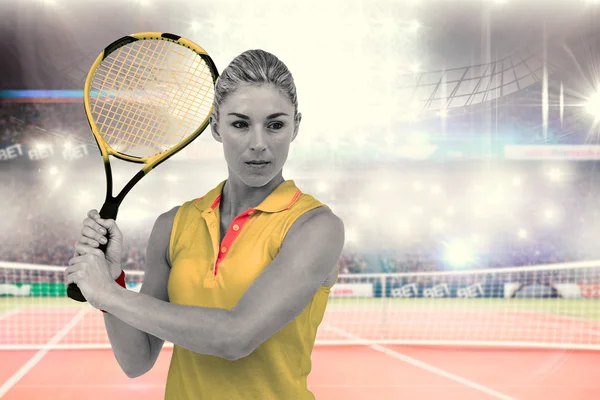 Atleta jogando tênis com raquete — Fotografia de Stock