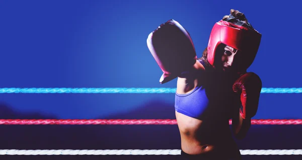 Boxeador femenino golpeando — Foto de Stock