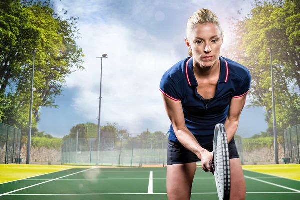 Tennisspieler spielt Tennis mit Schläger — Stockfoto
