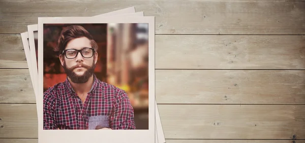 Hipster tegen houten hek — Stockfoto