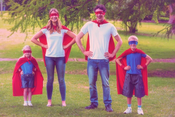 Семья притворяется супергероем — стоковое фото