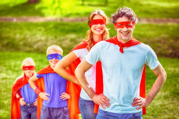 Famiglia che finge di essere un supereroe — Foto Stock