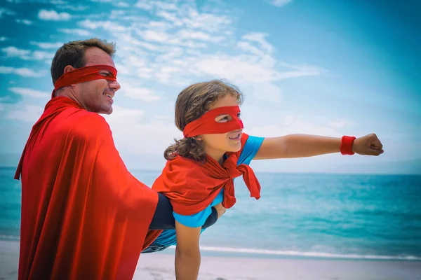 Apa és fia, a szuperhős-jelmez — Stock Fotó