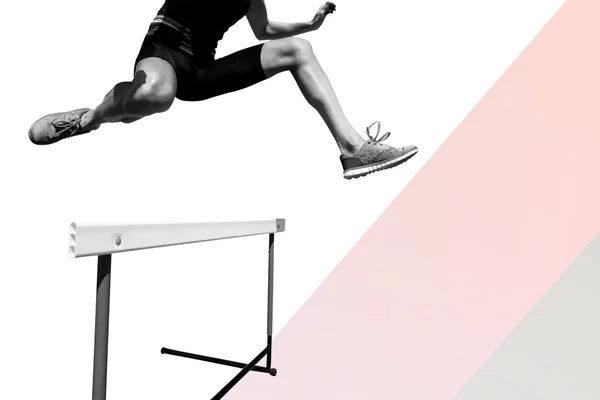 Athletic kvinne gjør show jumping – stockfoto
