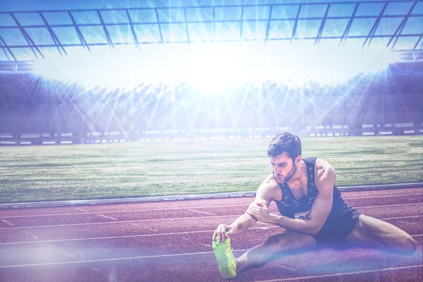 Sportsmann som strekker musklene – stockfoto