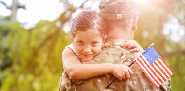 Girl hugging army officer fathe — Stock Photo, Image