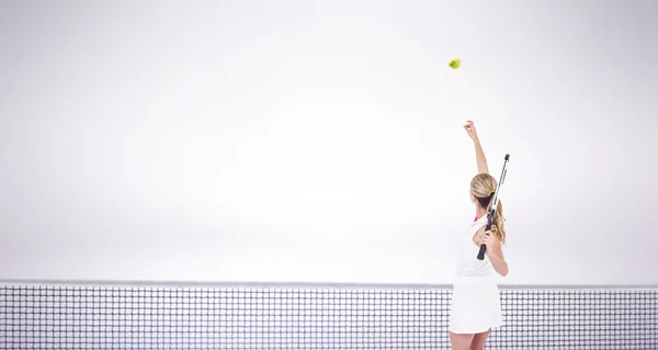 Atleta sosteniendo una raqueta de tenis lista para servir — Foto de Stock