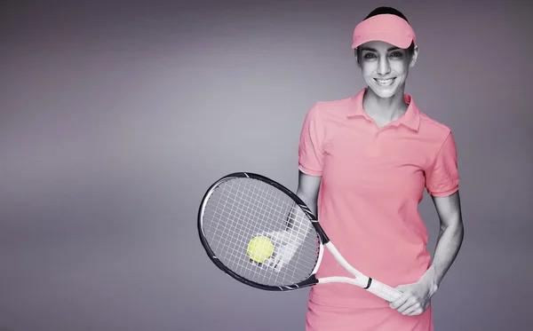 Atleta femenina jugando tenis — Foto de Stock