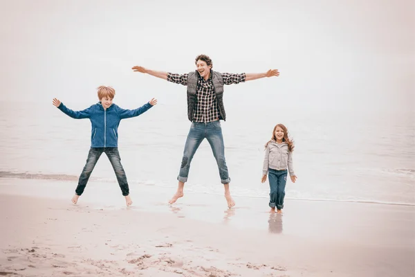 Vader genieten met kinderen op zee — Stockfoto