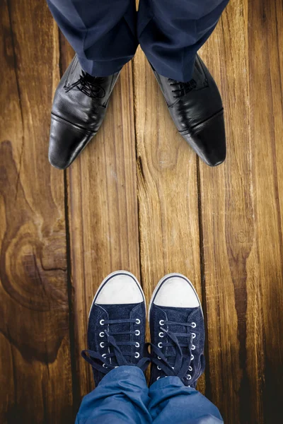 Empresário e homem casual pés — Fotografia de Stock