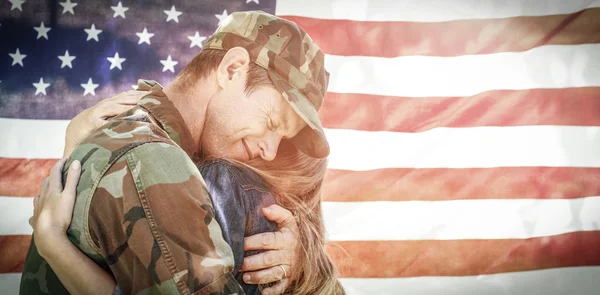 Soldado americano reunido com seu parceiro — Fotografia de Stock
