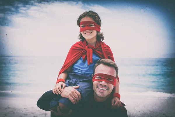 Отец и сын в костюме супергероя — стоковое фото