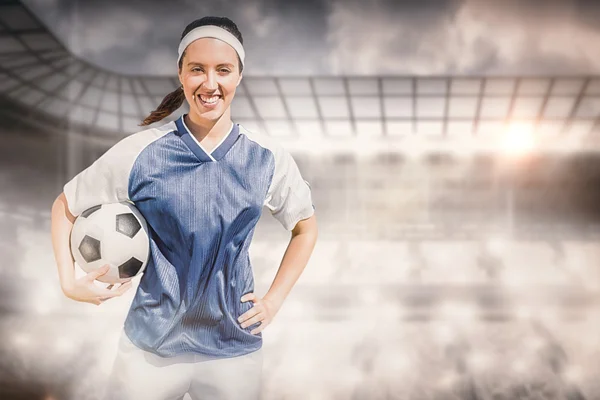 Женщина футболистка держа футбол — стоковое фото