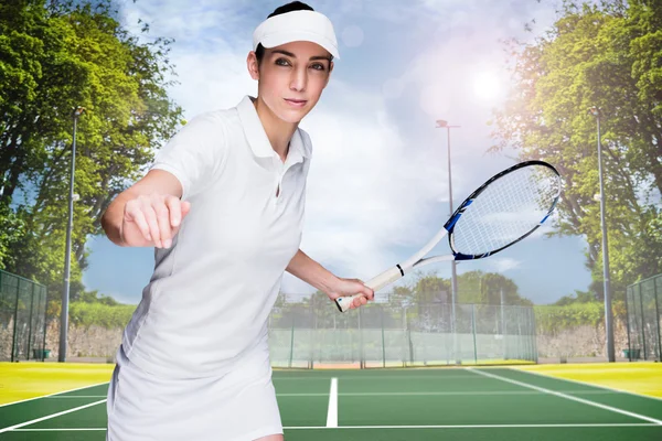 Athlète féminine jouant au tennis — Photo