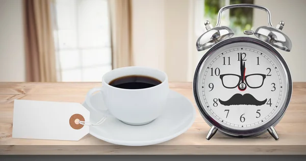 Tag putih, cup dan jam alarm — Stok Foto