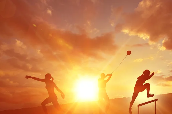 Silhouetten von Sportlern beim Üben — Stockfoto