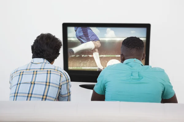 Fußballer kickt Ball — Stockfoto