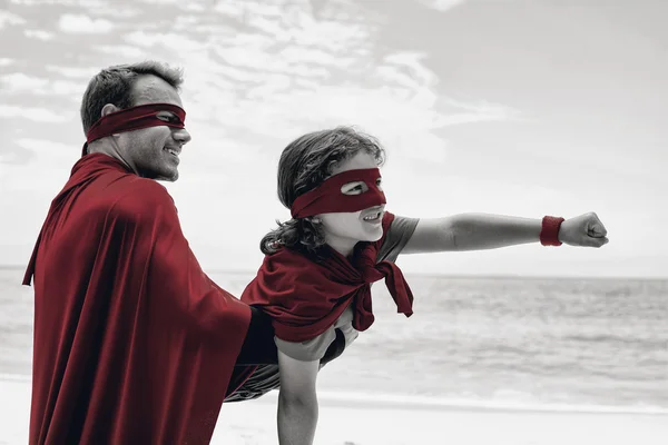 Père et fils en costume de super-héros — Photo