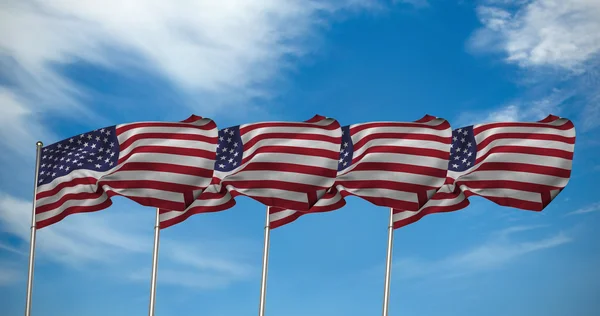 Amerikai zászlók ellen kilátás nyílik a kék ég — Stock Fotó