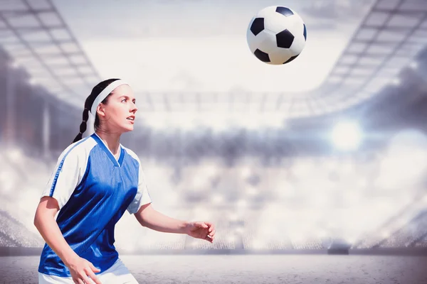 Mulher jogador de futebol esperando a bola — Fotografia de Stock