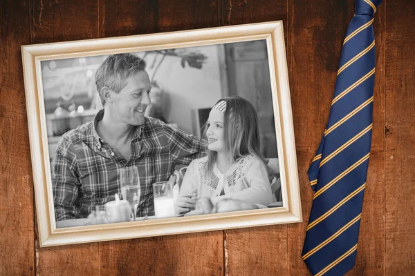 Feliz padre y su hija comiendo — Foto de Stock