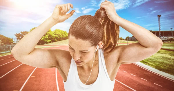 Atletisk kvinde binde hendes hår - Stock-foto