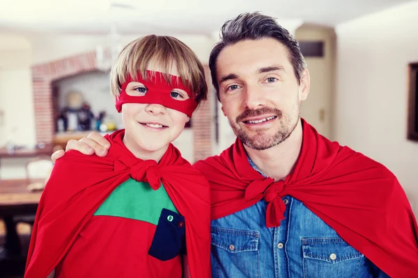 父亲和儿子假装自己超级英雄 — 图库照片