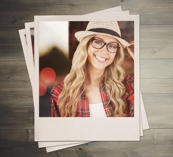 Hermosa sonriente rubia hipster — Foto de Stock