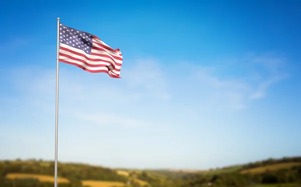 Bandeira americana acenando no pólo — Fotografia de Stock