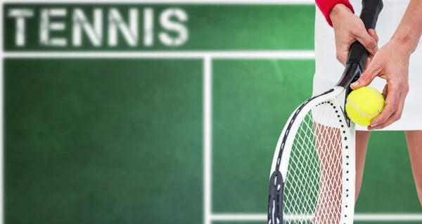 Спортсмен держит теннисную ракетку готовую к подаче — стоковое фото