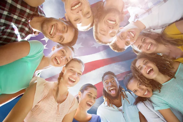 Freunde gegen US-Nationalflagge — Stockfoto