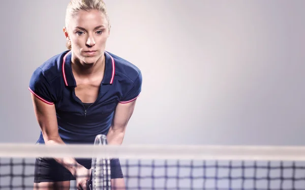 Tenista jugando al tenis con una raqueta — Foto de Stock