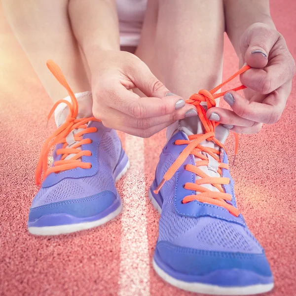 Sporcu kadın onu koşu ayakkabıları bağlama — Stok fotoğraf