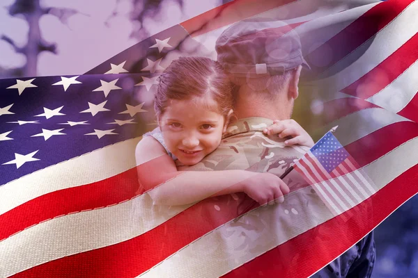 Mädchen umarmt Armeeoffizier Vater — Stockfoto