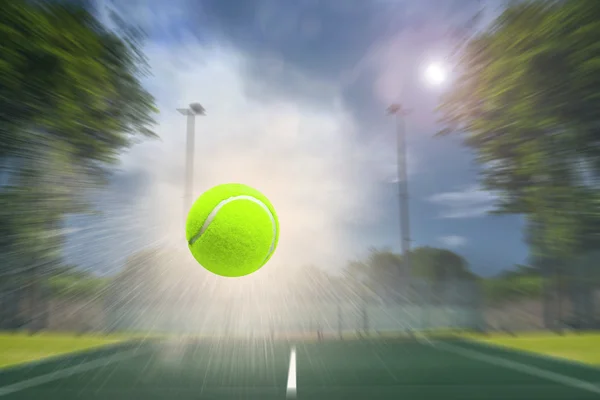 Tennisboll med en spruta — Stockfoto
