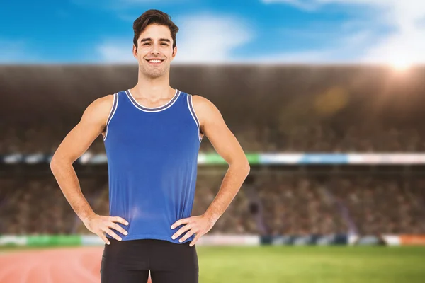 Atlet mand stående med hænderne på hofter - Stock-foto