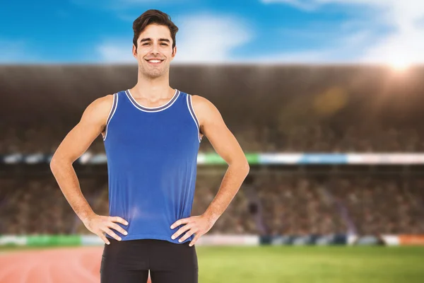 Atleta homem de pé com as mãos sobre os quadris — Fotografia de Stock