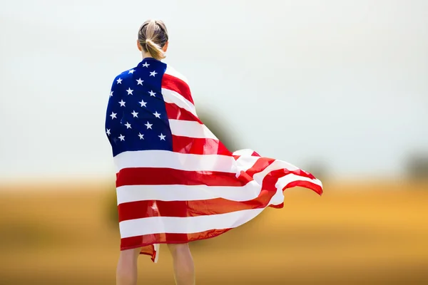 Mujer deportiva sosteniendo un americano — Foto de Stock